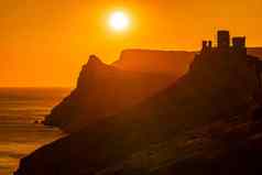 红色的燃烧日落剪影悬崖城堡海