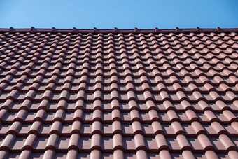 棕色（的）瓷砖屋顶蓝色的天空照片<strong>划分</strong>部分部分屋顶使粘土瓷砖纯蓝色的天空的地方文本
