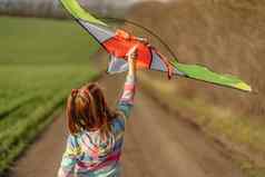 可爱的女孩飞行风筝