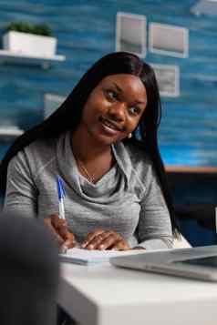 非洲美国女人写作信息教科书文件