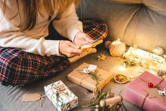 女人电话包装圣诞节礼物盒子采取照片裁剪女坐准备自然生态礼物沙发上装饰元素快乐圣诞节一年Diy包装概念