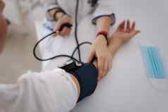 特写镜头医生血压计听诊器检查血压力女病人clicic