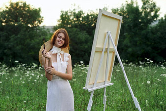 女人艺术家在户外景观有创意的爱好生活方式