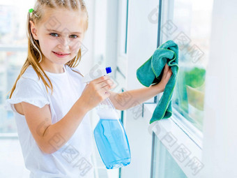 女孩清洁窗口