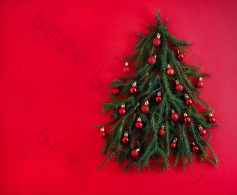 圣诞节树使绿色松柏科的分支机构红色的背景圣诞节背景的地方文本圣诞节假期概念球玩具复制空间