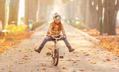 快乐女孩骑自行车公园