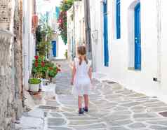 女孩走狭窄的小巷希腊