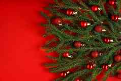 圣诞节树使绿色松柏科的分支机构红色的背景圣诞节背景的地方文本圣诞节假期概念球玩具复制空间