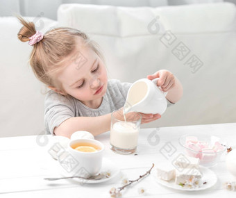 女孩<strong>倒牛奶</strong>茶杯