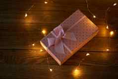 礼物盒子加兰装饰假期圣诞节木背景