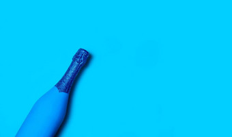 节日简约香槟瓶蓝色的背景有创意的概<strong>念经</strong>典蓝色的颜色一年