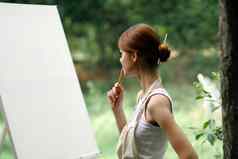 女人在户外绘画图片画架艺术爱好