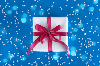 礼物盒子包装白色纸紫色的弓节日蓝色的背景雪花