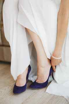 新娘白色衣服珍珠手镯手臂穿蓝色的穿高跟鞋的鞋子脚特写镜头