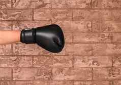 手的家伙黑色的摔跤手套背景棕色（的）砖墙拳击概念