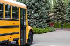 学校公共汽车黄色的回来学校概念