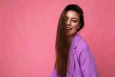 照片微笑年轻的业务女人穿紫色的西装孤立的背景复制空间