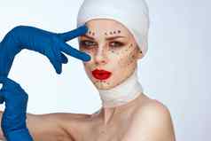 肖像女人蓝色的手套注射器手轮廓脸提升特写镜头