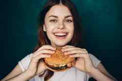 快乐的女人汉堡脸吃零食快食物