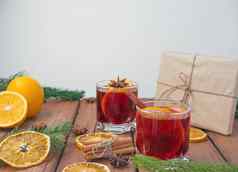 圣诞节加香料的热红色的酒香料水果木乡村表格传统的热喝圣诞节时间