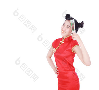 女人穿中国人旗袍衣服持有中国人风扇孤立的白色背景