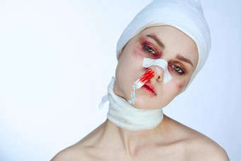 女人止血栓鼻子血受伤的脸光背景