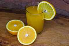 玻璃新鲜的汁片瓦伦西亚橙色水果柑橘类中国