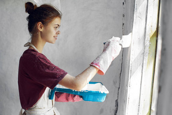 女人刷手油漆内部首页室内改造