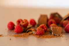 红色的树莓水果灰色的背景巧克力