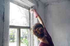 女人刷油漆窗口首页改造室内