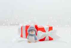 雕像企鹅针织他红色的现在盒子白色丝带白色背景