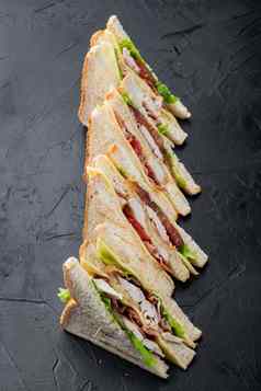 三明治面包番茄生菜黄色的奶酪黑色的背景