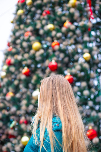 金发女郎女人背景节日冷杉树视图回来庆祝圣诞节一年冠状病毒流感大流行