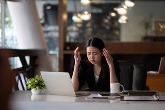 强调业务女人工作移动PC担心<strong>累了</strong>不知所措亚洲女头疼遭受坏模糊的弱愿景<strong>累了</strong>电脑工作并发症状视线问题概念