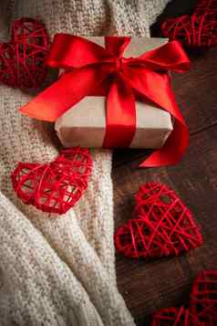 礼物盒子红色的丝带心