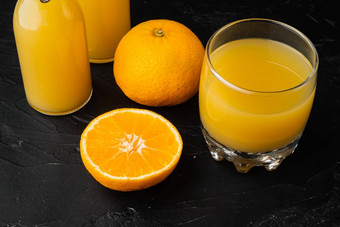 玻璃Jar新鲜的橘子汁黑色的黑暗石头表格背景