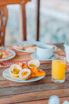 美味的异国情调的水果成熟的激情水果芒果早餐户外restaraunt