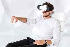 兴奋年轻的男人。经验虚拟现实头戴式耳机眼镜虚拟现实手势手