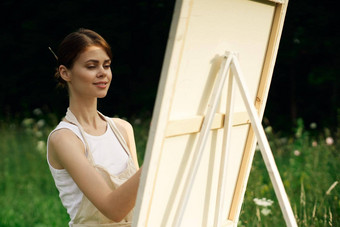 女人艺术家油漆图片画架在户<strong>外景</strong>观有创意的