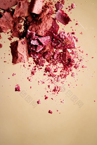 压碎化妆品矿物有机眼影脸红化妆品粉孤立的金背景化妆美横幅平铺设计