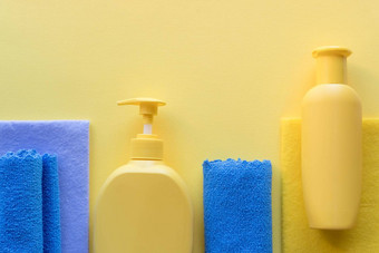 色彩斑斓的清洁集表面厨房浴室房间空的地方文本标志黄色的背景清洁服务概念清洁项目常规的清洁