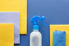房子清洁管家蓝色的背景洗涤剂清洁消毒房间瓶破布房子消毒喷雾更清洁的海绵清洁复制空间前视图