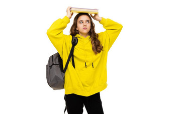 照片美丽的浅黑肤色的女人十几岁的女孩时尚的黄色的体育连帽衫灰色的背包持有很多书研究头孤立的白色背景免费的空间文本学校概念