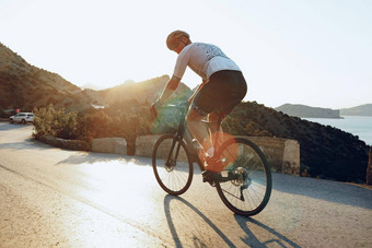 骑自行车体育运动运动员男人。骑沿海路