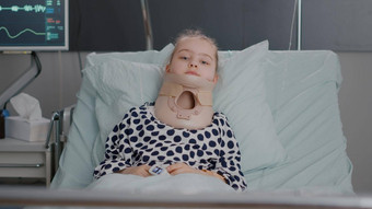 肖像住院生病的孩子休息床上穿医疗脖子颈领