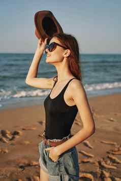 漂亮的女人海滩夏天假期生活方式太阳