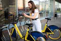 高加索人年轻的女人国家自行车租赁应用程序