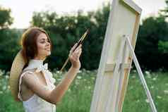 女人艺术家在户外绘画自然爱好艺术