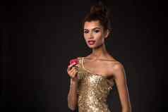 女人赢得年轻的女人优雅的黄金衣服持有红色的芯片扑克ace卡结合