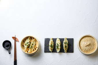 概念欣尼斯零食中国人蒸饺子日本饺子饺子零食木轮船服务黑色的板岩我是酱汁晚餐午餐传统的亚洲日本中国人厨房前视图空间文本